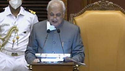 ഗവര്‍ണര്‍ ആരിഫ് മുഹമ്മദ് ഖാന്‍ നയപ്രഖ്യാപന പ്രസംഗം നടത്തുന്നു