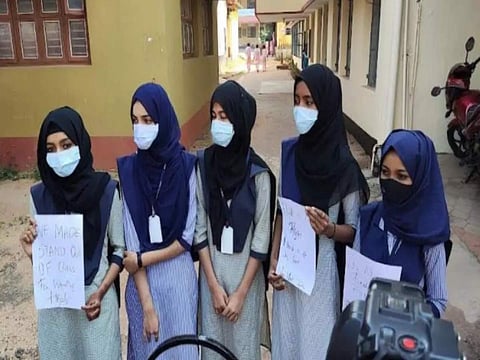 ഹിജാബ് നിരോധനത്തിന് എതിരെ പ്രതിഷേധിക്കുന്ന വിദ്യാര്‍ത്ഥിനികള്‍/ട്വിറ്റര്‍