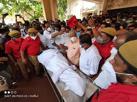 സിപിഎം പ്രവര്‍ത്തകന്‍ ഹരിദാസിന്റെ മൃതദേഹം വീട്ടിലെത്തിച്ചപ്പോള്‍