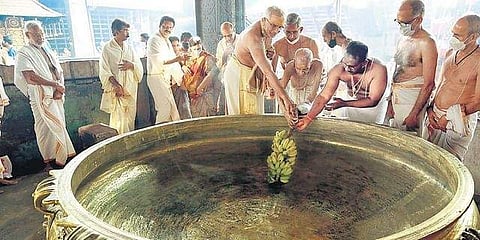 രണ്ടു ടണ്‍ ഭാരമുള്ള വാര്‍പ്പ് നടയ്ക്കല്‍ സമര്‍പ്പിക്കുന്നു