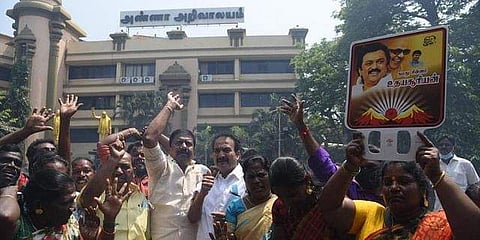 പാര്‍ട്ടി ആസ്ഥാനത്തിന് മുന്നില്‍ ആഹ്ലാദ പ്രകടനം നടത്തുന്ന ഡിഎംകെ പ്രവര്‍ത്തകര്‍/എക്‌സ്പ്രസ്‌