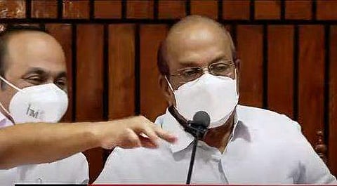 കുഞ്ഞാലിക്കുട്ടി മാധ്യമങ്ങളോട് സംസാരിക്കുന്നു/ ടെലിവിഷൻ ദൃശ്യം