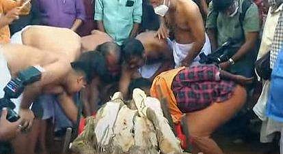 കെപിഎസി ലളിതയുടെ ചിതയ്ക്ക് മകന്‍ തീ കൊളുത്തുന്നു