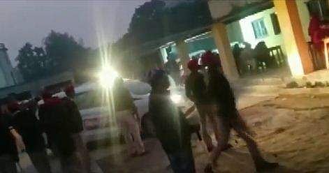 രാത്രിയില്‍ വിദ്യാര്‍ഥികള്‍ കാറിന്റെ ഹെഡ്‌ലൈറ്റില്‍ പരീക്ഷയെഴുതുന്നു; വിഡിയോ ദൃശ്യം