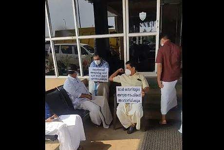 ടോള്‍ കമ്പനിയുടെ ഓഫീസില്‍ പുതുക്കാട് എംഎല്‍എ കെ കെ രാമചന്ദ്രന്‍ പ്രതിഷേധിക്കുന്നു