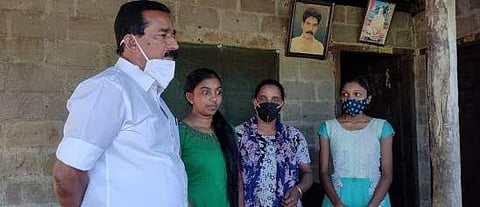 ശ്രുതി മോളുടെ വീട്ടില്‍ സിപിഎം നേതാക്കള്‍ എത്തിയപ്പോള്‍