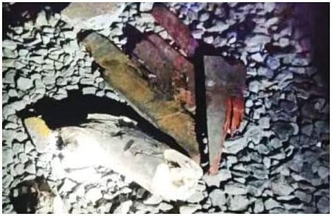 റെയില്‍വെ ട്രാക്കില്‍ കണ്ടെത്തിയ മരക്കഷണവും കോണ്‍ക്രീറ്റ് സ്ലാബും