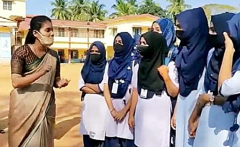 ഹിജാബ് ധരിച്ചെത്തിയ വിദ്യാര്‍ത്ഥിനികളെ കോളജ് അധികൃതര്‍ തടഞ്ഞപ്പോള്‍/ഫയല്‍