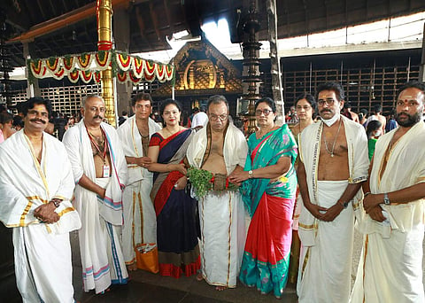 എഴുത്തച്ഛന്റെ അദ്ധ്യാത്മരാമായണം കിളിപ്പാട്ട് രേഖപ്പെടുത്തിയ താളിയോല ഗ്രന്ഥം ഹര്‍ഷ വിജയ് ഗുരുവായൂരപ്പന് സമര്‍പ്പിക്കുന്നു