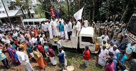 കെ റെയില്‍ സര്‍വേക്കെതിരെ പ്രതിഷേധം