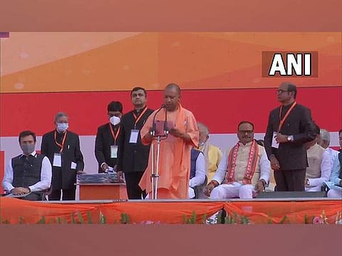 യോഗി ആദിത്യനാഥ് ഉത്തര്‍പ്രദേശ് മുഖ്യമന്ത്രിയായി സത്യപ്രതിജ്ഞ ചെയ്യുന്നു