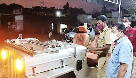 ജീപ്പിന് മുന്നില്‍ എംവിഡി ഉദ്യോഗസ്ഥര്‍
