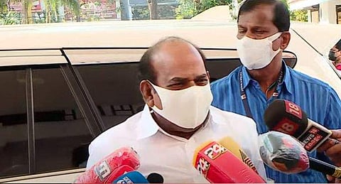 കോടിയേരി മാധ്യമങ്ങളോട് സംസാരിക്കുന്നു