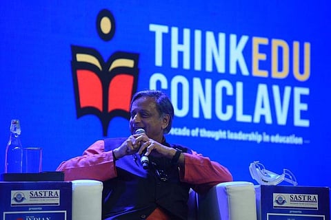 ശശി തരൂര്‍ തിങ്ക് എഡ്യു കോണ്‍ക്ലേവില്‍ സംസാരിക്കുന്നു/എക്‌സ്പ്രസ്‌