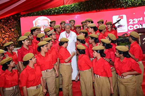 പാര്‍ട്ടി കോണ്‍ഗ്രസ്് വേദിയില്‍ റെഡ് വോളന്റിയര്‍മാര്‍ക്കൊപ്പം പിണറായി/ഫെയ്‌സ്ബുക്ക്‌