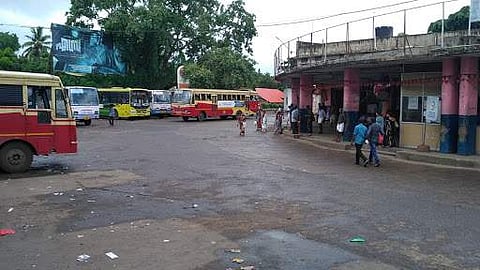 കെഎസ്ആര്‍ടിസി സ്റ്റാന്റിലെ കെട്ടിടത്തിന്റെ കോണ്‍ക്രീറ്റ് പാളി അടര്‍ന്നു തലയില്‍ വീണു; യാത്രക്കാരന് ഗുരുതര പരിക്ക്