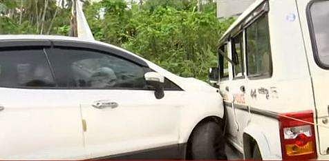 പൊലീസ് വാഹനം കുറുകെയിട്ട് പ്രതികളെ പൊലീസ് പിടികൂടുന്നു /ടെലിവിഷന്‍ ചിത്രം