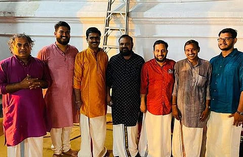 ശ്യാം കല്യാണും സംഘവും ക്ഷേത്ര ഭാരവാഹികള്‍ക്കൊപ്പം