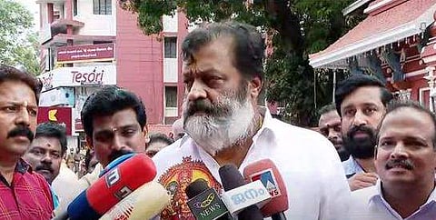 സുരേഷ് ഗോപി മാധ്യമങ്ങളോട് സംസാരിക്കുന്നു/ ടിവി ദൃശ്യം