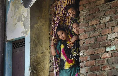 ജഹാംഗിര്‍പുരിയിലെ ഇടിച്ചുനിരത്തില്‍ ഭീതിയോടെ കാണുന്ന താമസക്കാര്‍/പിടിഐ