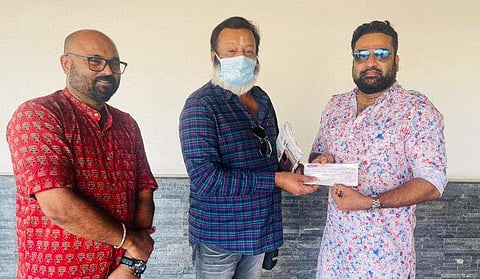 ടിനി ടോമിന് ചെക്ക് കൈമാറുന്ന സുരേഷ് ​ഗോപി/ചിത്രം; ഫേയ്സ്ബുക്ക്