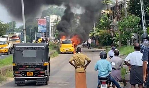 ഓടിക്കൊണ്ടിരുന്ന കാറിനു തീപിടിച്ചപ്പോള്‍/വിഡിയോ ദൃശ്യം