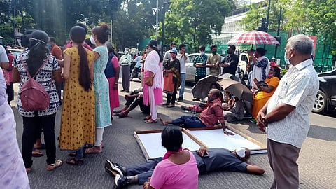 സിഎസ്‌ഐ പള്ളി കത്തീഡ്രല്‍ ആക്കുന്നതിനെതിരെ റോഡില്‍ കുത്തിയിരുന്നു പ്രതിഷേധിക്കുന്ന വിശ്വാസികള്‍, ഫോട്ടോ: വിന്‍സന്റ് പുളിക്കല്‍