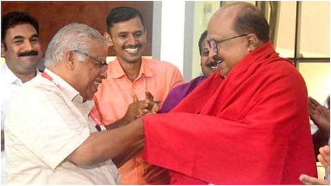 കെ വി തോമസിനെ എംവി ജയരാജന്‍ ചുവപ്പ് ഷാള്‍ അണിയിച്ച് സ്വീകരിക്കുന്നു/ ന്യൂ ഇന്‍ഡ്യന്‍ എക്‌സ്പ്രസ് ചിത്രം