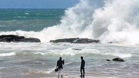 അസാനി ചുഴലിക്കാറ്റിന്റെ സ്വാധീനഫലമായി തിരമാല ഉയര്‍ന്നപ്പോള്‍, ഫോട്ടോ- എക്‌സ്പ്രസ്