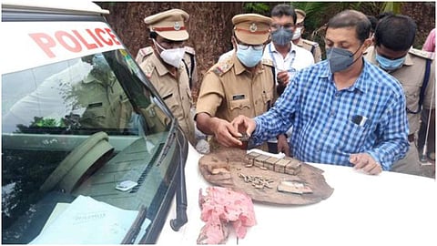 വെടിയുണ്ടകള്‍ പൊലീസ് പരിശോധിക്കുന്നു