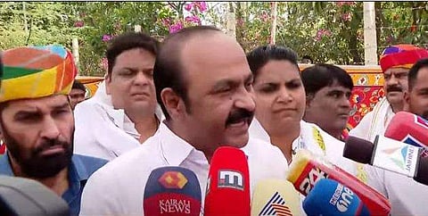 വി ഡി സതീശന്‍ മാധ്യമങ്ങളോട് സംസാരിക്കുന്നു/ ടിവി ദൃശ്യം