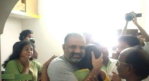 പേരറിവാളന്‍ ബന്ധുക്കള്‍ക്കൊപ്പം/വിഡിയോ ദൃശ്യം