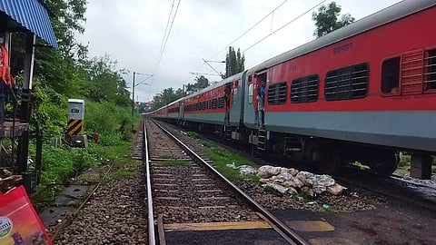 എന്‍ജിന്‍ വേര്‍പെട്ടതിനെ തുടര്‍ന്ന് മംഗള എക്‌സ്പ്രസ് നിര്‍ത്തിയിട്ടിരിക്കുന്ന ദൃശ്യം