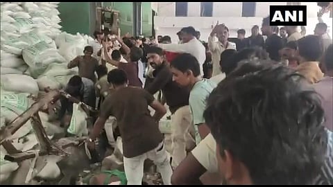 ഗുജറാത്തില്‍ ഉപ്പു ഫാക്ടറിയുടെ മതിലിടിഞ്ഞ് വീണ് ഉണ്ടായ ദുരന്തത്തിന്റെ ദൃശ്യം, എഎന്‍ഐ