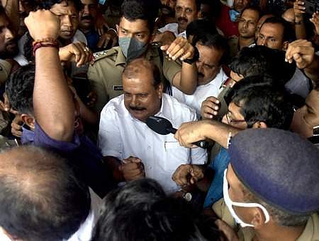 പി സി ജോര്‍ജിനെ അറസ്റ്റ് ചെയ്തുകൊണ്ടുപോകുന്നു/എക്‌സ്പ്രസ്‌