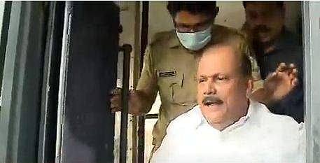 പി സി ജോര്‍ജ് പൊലീസ് വാഹനത്തില്‍ നിന്നിറങ്ങുന്നു/ ടിവി ദൃശ്യം