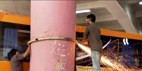 തൂണുകള്‍ക്കിടയില്‍ കുടുങ്ങിയ സ്വിഫ്റ്റ് ബസ് പുറത്തെടുക്കാന്‍ ശ്രമിക്കുന്നു, ടെലിവിഷന്‍ ദൃശ്യം