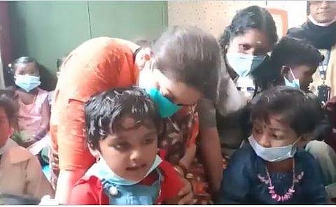 വയനാട്ടിലെ അംഗനവാടി കുട്ടികള്‍ക്കൊപ്പം സ്മൃതി ഇറാനി