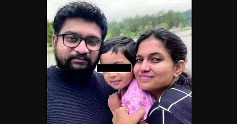 നരേഷും ഗായത്രിയും മകള്‍ക്കൊപ്പം