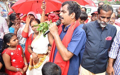ജോ ജോസഫ് തെരഞ്ഞെടുപ്പ് പ്രചാരണത്തില്‍, ഫയല്‍ ചിത്രം