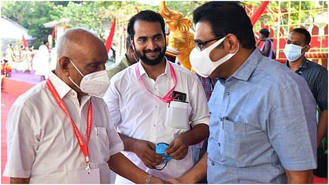 അരുണ്‍കുമാര്‍ പാലൊളിക്കും അനില്‍കുമാറിനുമൊപ്പം/ ഫെയ്‌സ്ബുക്ക്‌