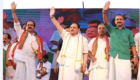 കോഴിക്കോട്ടെ റാലിയില്‍ പാര്‍ട്ടി പ്രവര്‍ത്തകരെ അഭിവാദ്യം ചെയ്യുന്ന ജെപി നഡ്ഡ