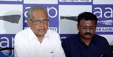 കൊച്ചിയില്‍ ആം ആദ്മി പാര്‍ട്ടി നേതാക്കള്‍ വാര്‍ത്താ സമ്മേളനം നടത്തുന്നു