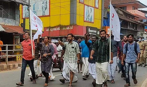 മര്‍ദനത്തില്‍ പ്രതിഷേധിച്ച് ഡിവൈഎഫ്‌ഐ നടത്തിയ പ്രകടനം