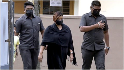 സ്വപ്‌ന സുരേഷ് അംഗരക്ഷകര്‍ക്കൊപ്പം/ ചിത്രം: ന്യൂ ഇന്‍ഡ്യന്‍ എക്‌സ്പ്രസ്