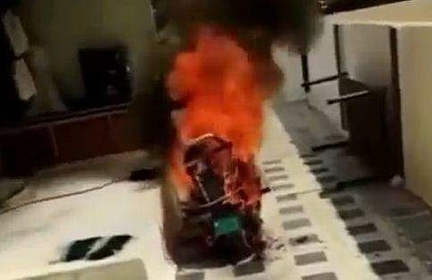ഗുജറാത്തില്‍ ഇലക്ട്രിക് സ്‌കൂട്ടറിന് തീപിടിച്ചപ്പോള്‍
