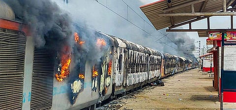 ലഖിസരായിയില്‍ പ്രതിഷേധക്കാര്‍ ട്രെയിനിന് തീയിട്ടപ്പോള്‍/ പിടിഐ ചിത്രം