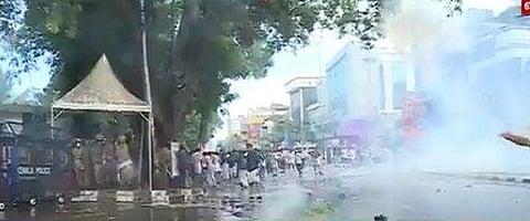 സമരക്കാര്‍ക്ക് നേരെ പൊലീസ് ടിയര്‍ഗ്യാസും ഗ്രനേഡും പ്രയോഗിച്ചപ്പോള്‍/ ടിവി ദൃശ്യം