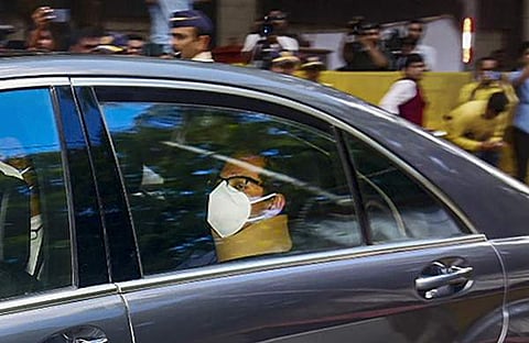 എക്‌സിക്യൂട്ടിവ് കമ്മിറ്റി യോഗത്തില്‍ പങ്കെടുക്കുന്നതിന് ഉദ്ധവ് താക്കറെ എത്തുന്നു/പിടിഐ