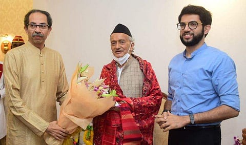 ഉദ്ധവ് താക്കറെയും മകനും ഗവര്‍ണര്‍ക്കൊപ്പം/ട്വിറ്റര്‍ ചിത്രം